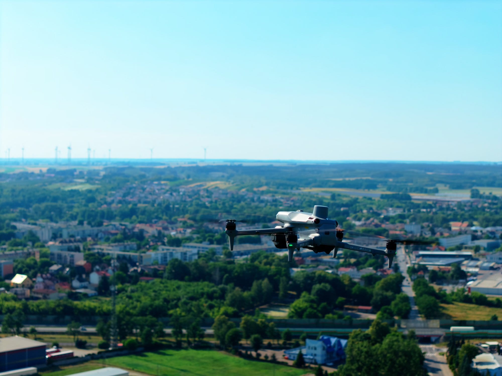 Dron podczas nalotu nad terenem — zbieranie zdjęć do ortofotomapy