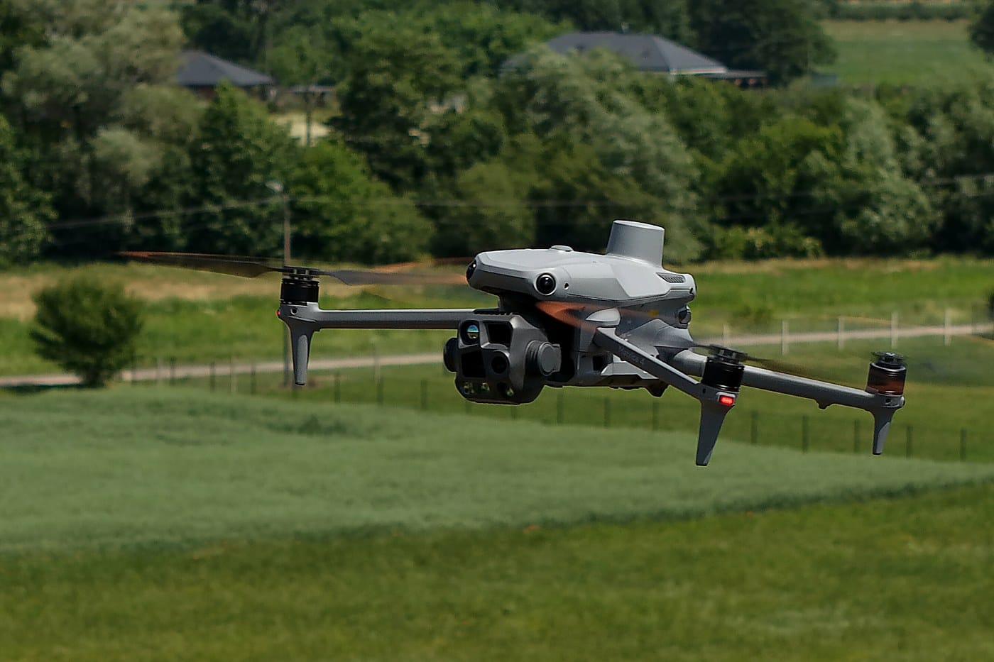 Operator z dronem w terenie — przygotowanie do nalotu pomiarowego