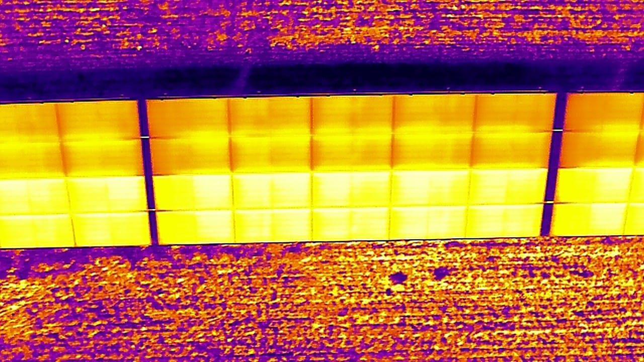 Termogram modułów PV — inspekcja termowizyjna z drona