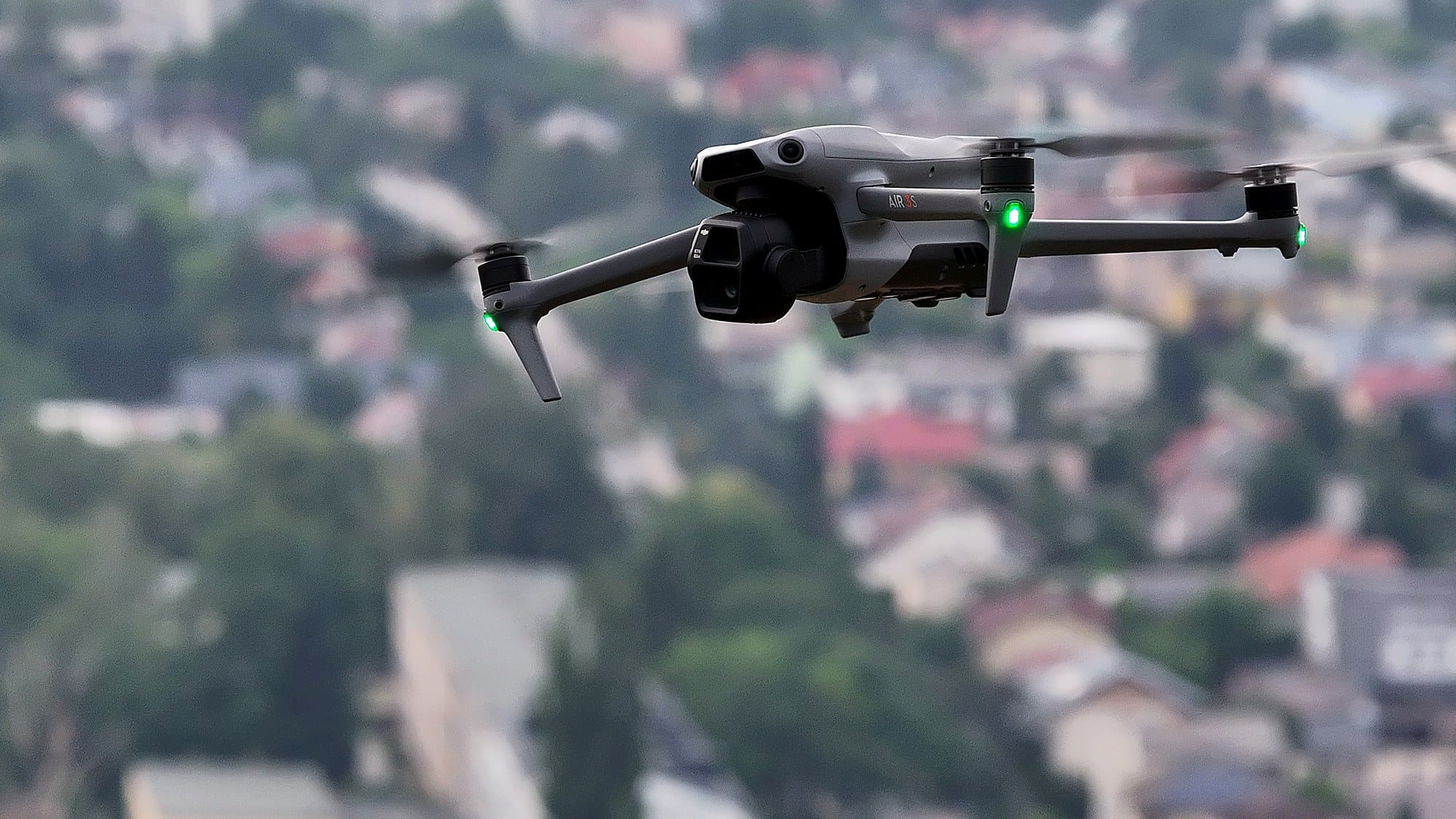 Dron DJI Air 3S nad miastem